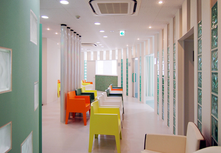 ゆったりとした待ち合い：ラウンジ