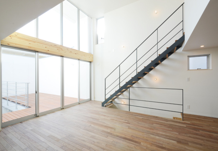 バリアフリーでつながるリビングとテラス