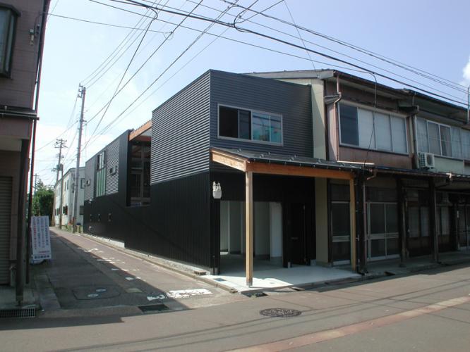 上越Mー細長い豪雪地の敷地で吹抜けと中庭をつくるー