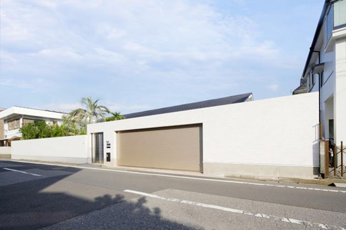 庭と瓦屋根の平屋