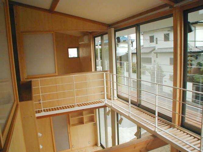 大きな吹抜けをもつ家