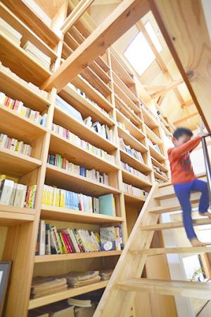 本棚のある家