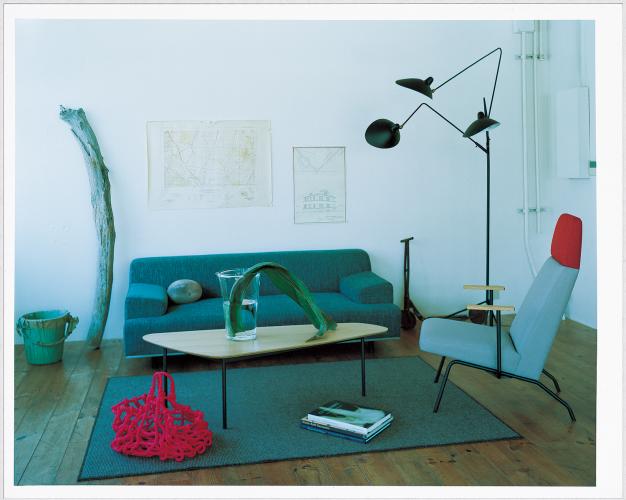 シックなリビングにビビッドな赤の差し色が映える