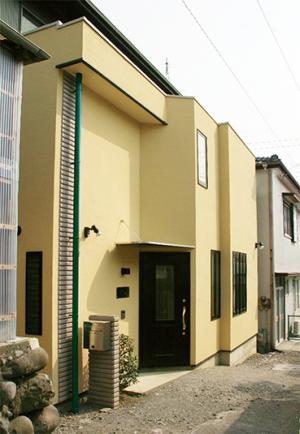 狭小、前面道路4m！サロン併設の住宅