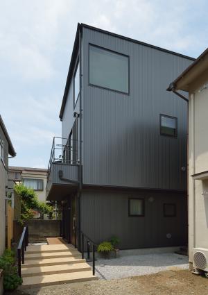 コントラストが美しい二世帯住宅