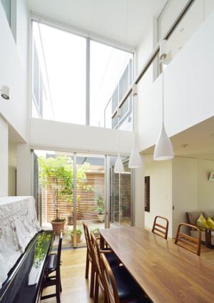 内外空間が繋がる家