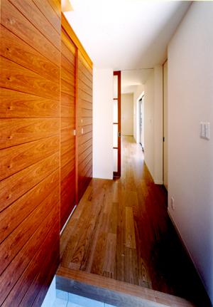 木に包まれたデザイン住宅