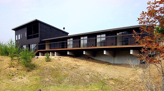 黒く染色した杉板張りの別荘