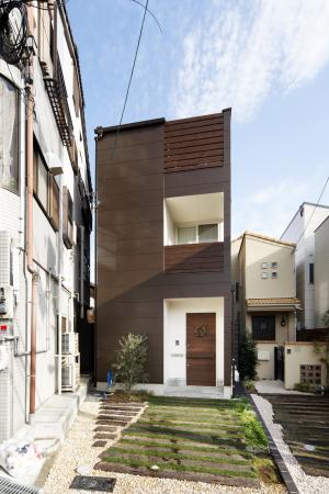 変形地に建つ北欧スタイルの家