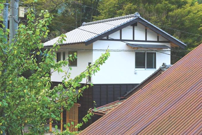 山あいにたつ家