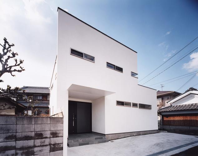 古い街並みに建つ住宅