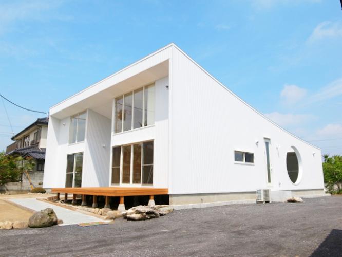 天にそそりあがるR屋根の家（川越増形の家）