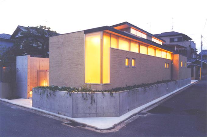 高窓と中庭の家