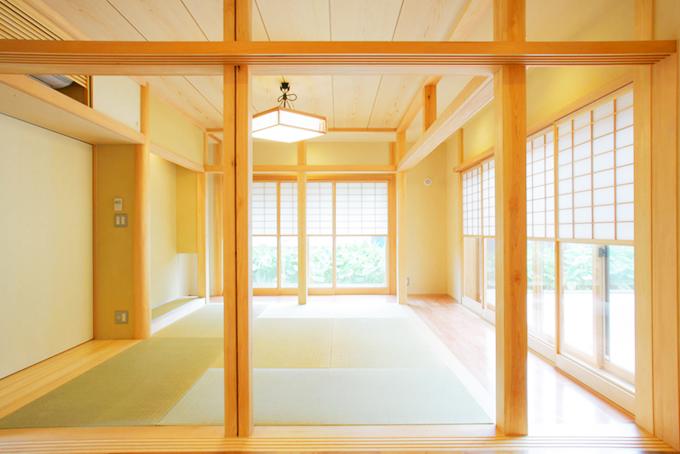 雪見障子と縁側と景色のある和室