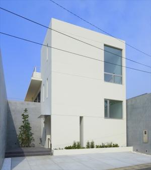 がけ地に建つ家