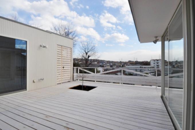 白いウッドデッキの家