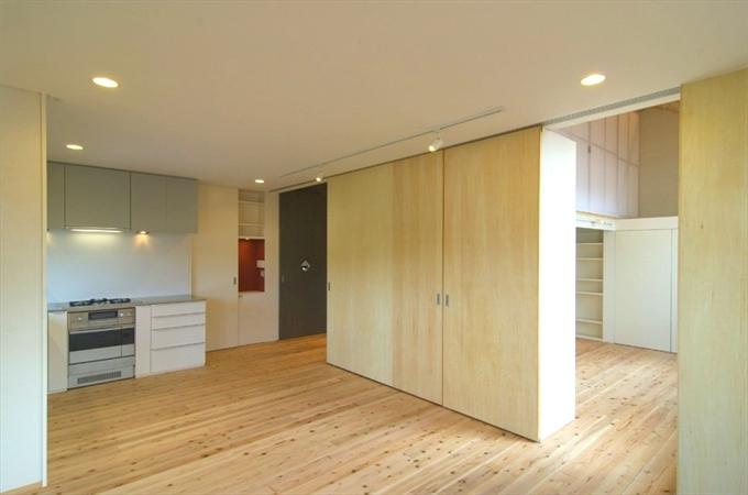 杉の木で囲まれた立体廊下リノベーション