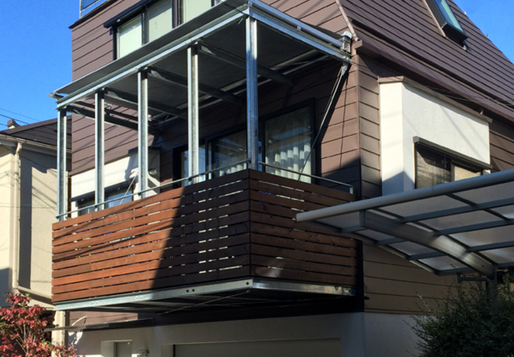 ガレージのある漆喰仕上げの家