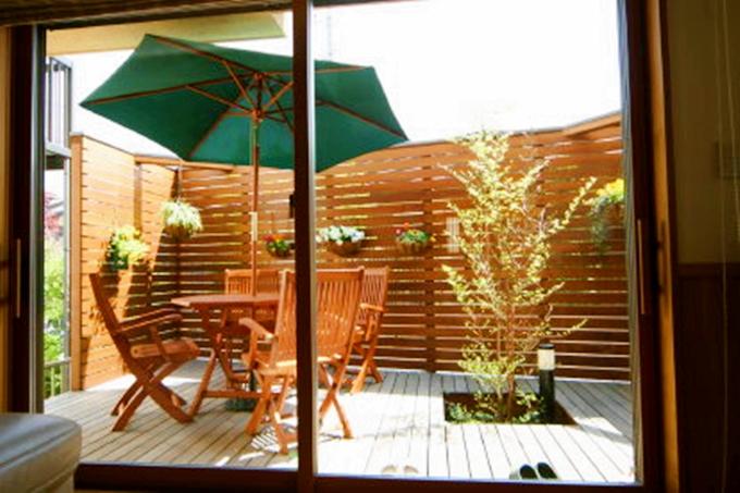  大きなデッキテラスのある住まい