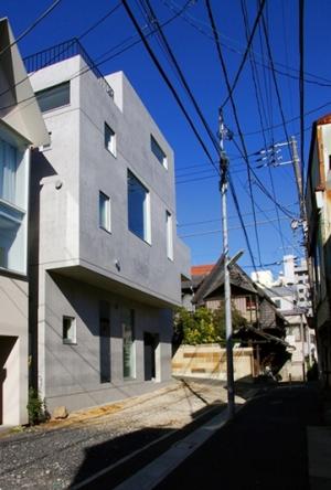 I 邸 / 断面のスキマが広がりと光をもたらす