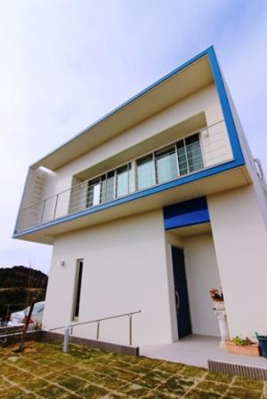 海を望む傾斜地の家