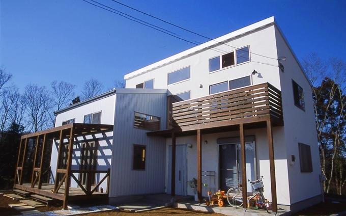 周囲の緑、空間と調和した家