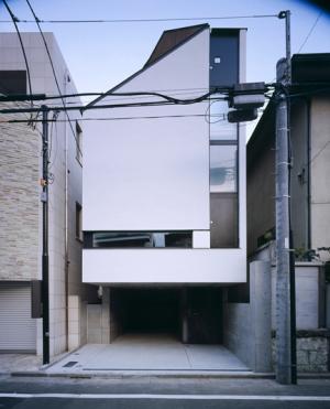 東北沢の住宅 / リビングに２つの木の箱が浮かぶ