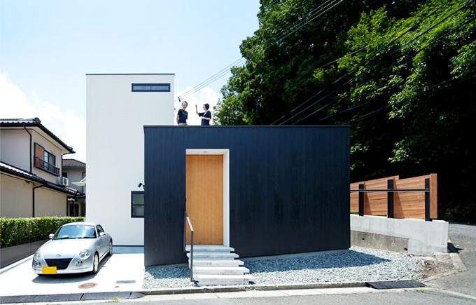 小さな中庭と大きな縁側の家