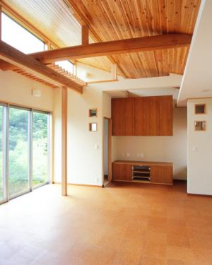 丸太梁と杉板天井の家