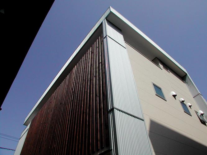 ビルトインガレージ　木ルーバーの家