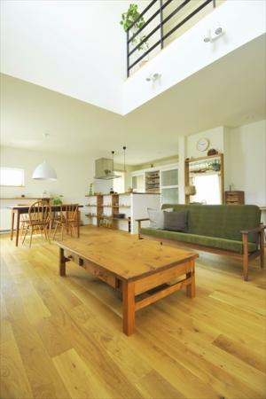 インテリアと吹き抜けが魅力 光あふれるナチュラルな家