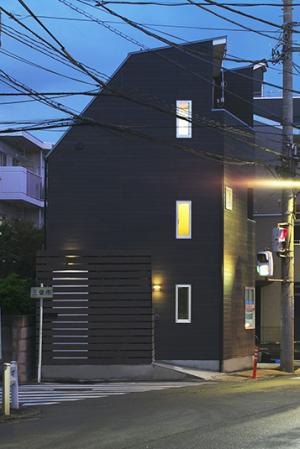 三鷹の車とバイクのためのビルトインガレージハウス