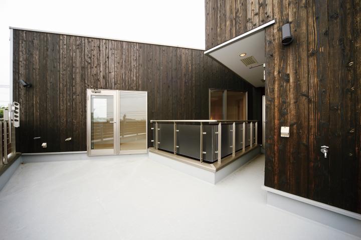 デッキテラスのある家