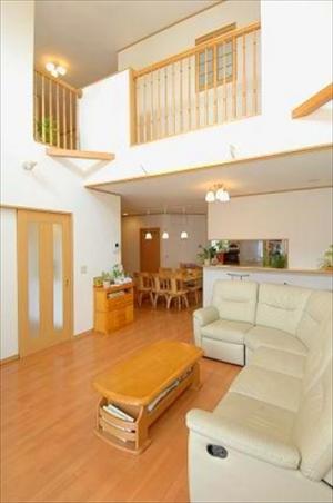 大きな吹き抜けと回廊のある家