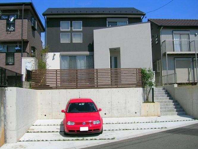 斜めバルコニーのモノトーンな住宅