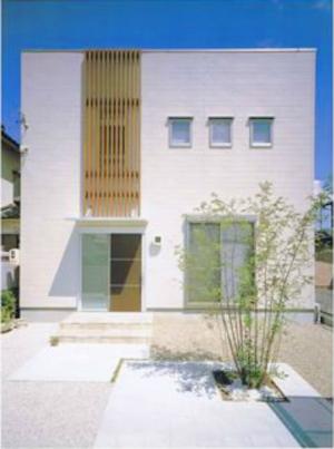 白くてスクエアーな木造住宅