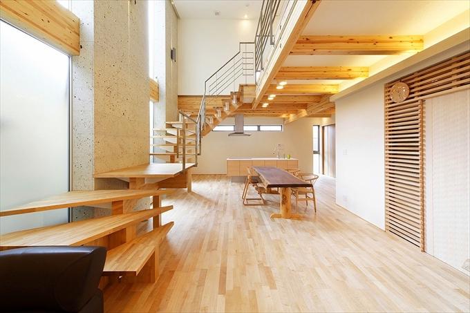 石柱のあるオープンリビング