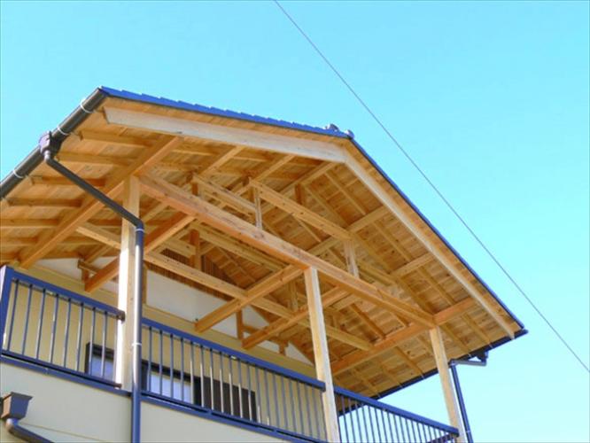 大きなバルコニーのある家