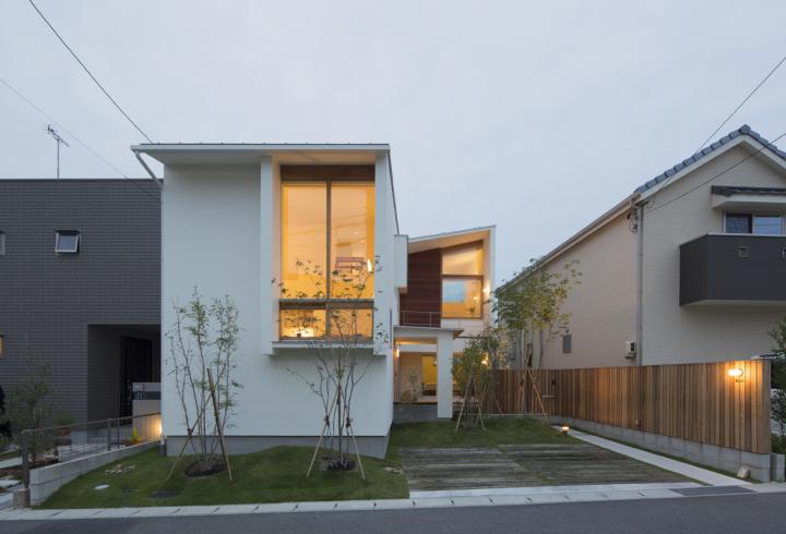 長湫の家／アイランドキッチンとアトリエのある家