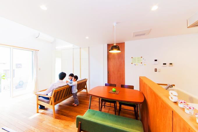 木の質感にこだわった暮らしやすいコンパクトな家