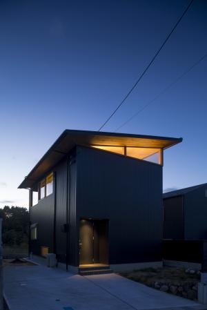 光や雲の動きが感じられる表情豊かな家