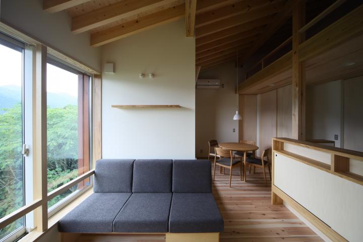 高台の景色を生かしたピアノ教室のある家