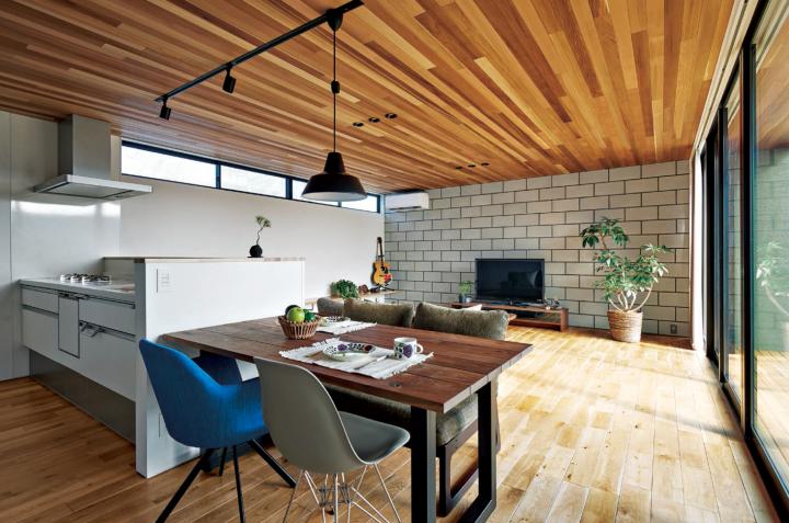 コンクリートブロック調のタイルがアクセントになったリビングルーム