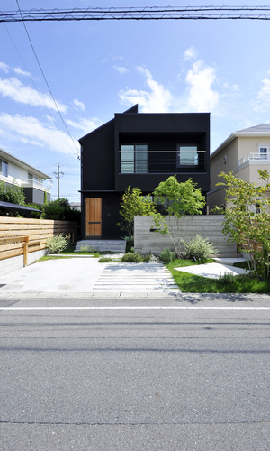 ナチュラルな材質の中に黒とアイアンを効かせた経年変化で味わいの増す家