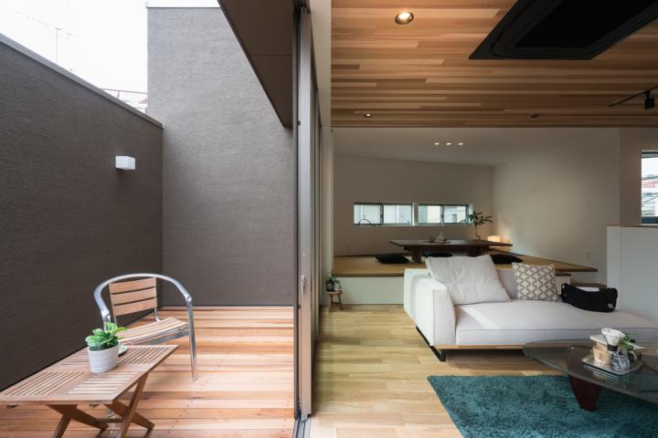 くつろげる小上がりの畳スペースのあるリビングダイニング