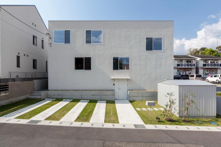 起伏に囲われた家