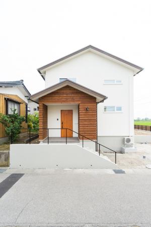 田園風景を望むナチュラルデザインの木の家