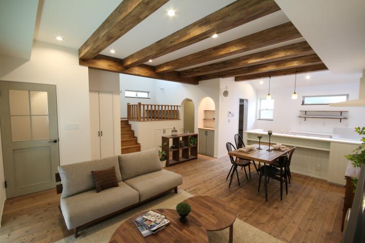 スキップフロアがママの司令塔！子供がのびのび育つ、カフェのような家