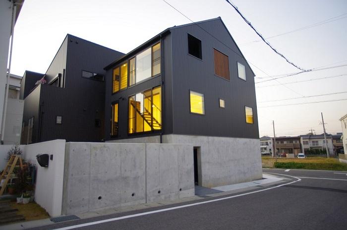 三角屋根のビルトインガレージハウス