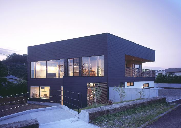 ブラックのファサードの住宅